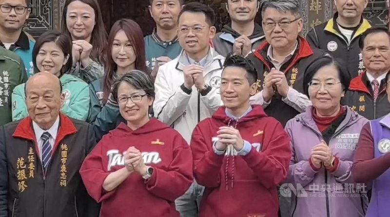 副總統蕭美琴（前左2）大年初二宮廟走春行程滿，18日中午前往桃園市平鎮褒忠祠向民眾賀年、發福袋，吸引不少民眾前來。中央社記者葉臻攝　115年2月18日