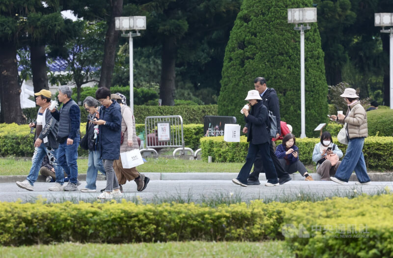圖為民眾結伴到中正紀念堂出遊。（中央社檔案照片）