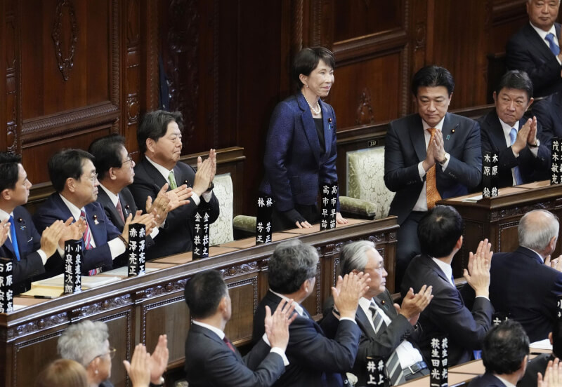 日本眾議院與參議院18日召集特別國會，首相高市早苗（站立者）在兩院分別舉行的首相指名選舉中勝出，正式當選日本第105任首相。（共同社）