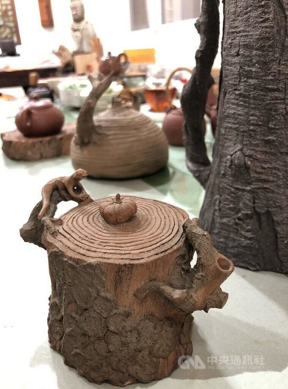 嘉義地區知名手捏茶壺陶藝家謝定士的創作大都取材於大自然，特別是樹幹樣態，常運用於壺身、壺蓋等處。中央社記者黃國芳攝　115年2月18日