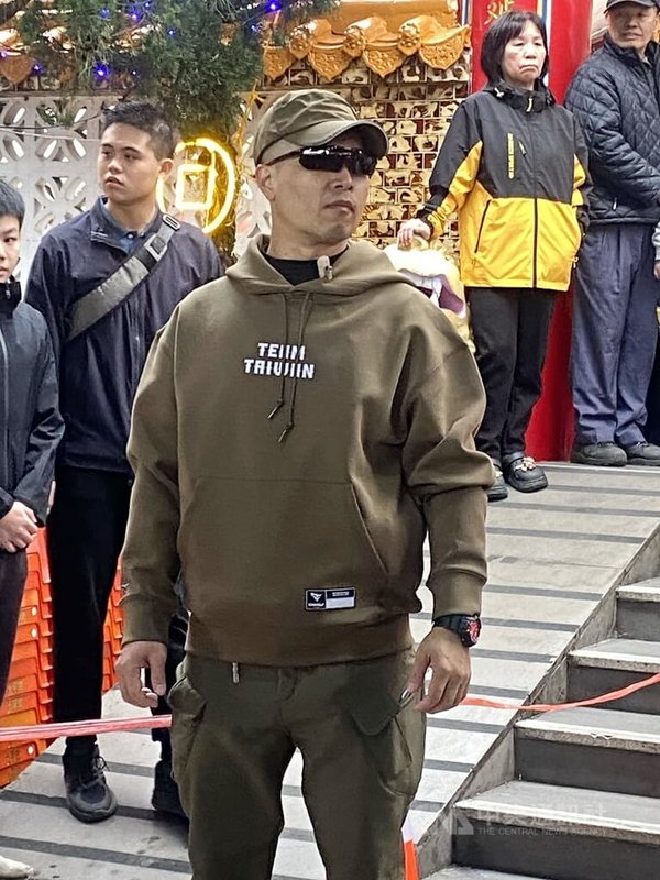 副總統蕭美琴18日到新北市新店區太平宮走春祈福，隨扈穿著胸前有Team Taiwan文字、背後有戰貓圖案的墨綠色帽T受矚目，蕭副總統表示，這是非賣品。中央社記者黃旭昇攝　115年2月18日