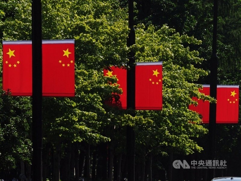 圖為中國上海道路懸掛五星旗。（中央社檔案照片）