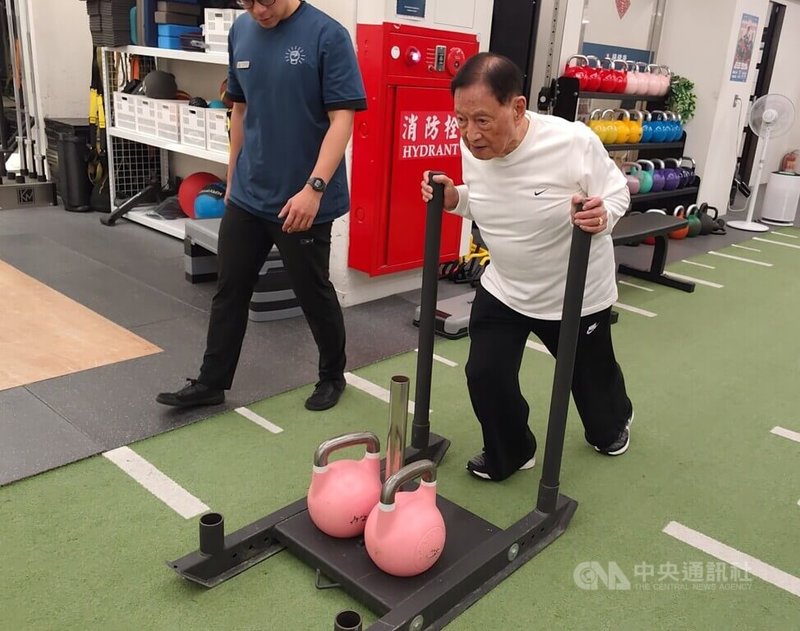 卜蜂董事長鄭武樾（右）每週固定重訓，推動超過40公斤重的負重推車進行訓練，絲毫不顯吃力。中央社記者何秀玲攝　115年2月18日