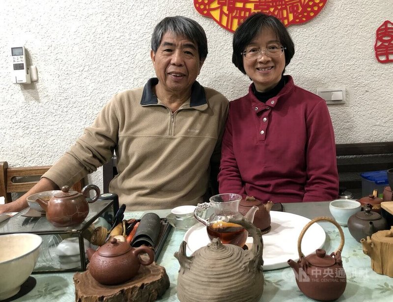 手捏壺陶藝家謝定士（左）、蔡麗華（右）夫妻檔退休後，各自在達摩繪畫、漆器創作發展出一片天，並融入茶壺作品，具與眾不同美感。中央社記者黃國芳攝　115年2月18日