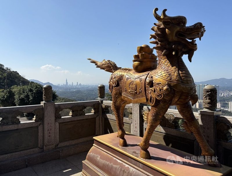 聖德宮位於新北汐止大尖山風景區，視野絕佳可俯瞰汐止市區，天氣好時還能遠眺台北101。中央社記者曹亞沿攝 115年2月19日
