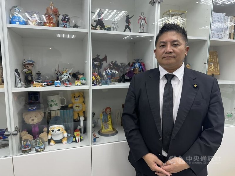 國民黨立委吳宗憲最愛無敵鐵金剛模型，他表示，已收集超過50隻相關模型，不只擺在國會辦公室，家中也有許多，甚至還有許多是尚未拆封的。中央社記者劉冠廷攝　115年2月19日