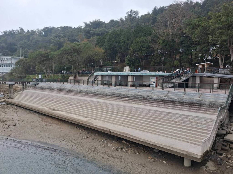 日月潭水位持續下降，潭邊階梯露出水面，交通部觀光署日月潭國家風景區管理處啟動第2階段應變措施。（日月潭國家風景區管理處提供）中央社記者蕭博陽南投縣傳真　115年2月19日