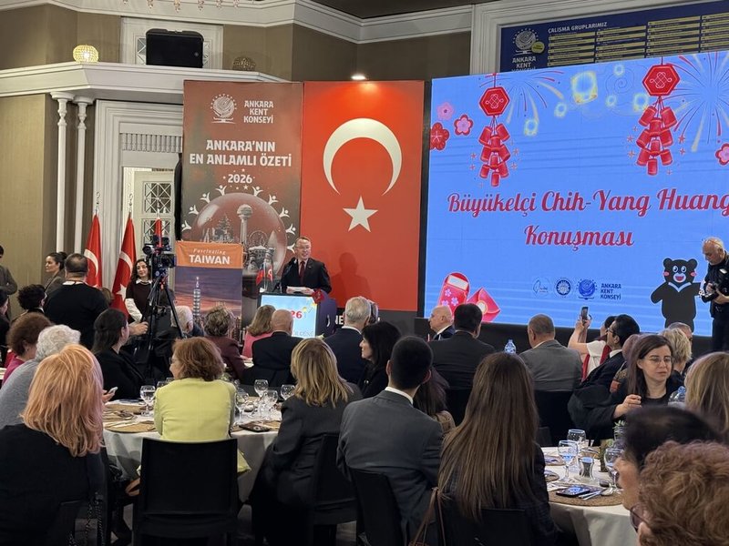 駐土耳其代表黃志揚（圖中站立者）在「台灣日暨春節團聚」文化活動中表示，農曆新年「初二回娘家」象徵家庭團員，及對長輩的敬重，這與土耳其人於傳統節日返鄉團聚的文化精神相互呼應。（駐土耳其代表處提供）中央社記者李晉緯新德里傳真 115年2月19日