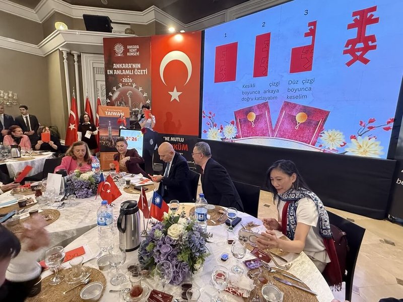 國合會華語教師高子晴（圖中於台前站立者）在駐土耳其代表處「台灣日暨春節團拜」活動中，特別設計讓賓客親手剪出象徵祝福的「平安」字樣，令在場人士印象深刻。（駐土耳其代表處提供）中央社記者李晉緯新德里傳真 115年2月19日