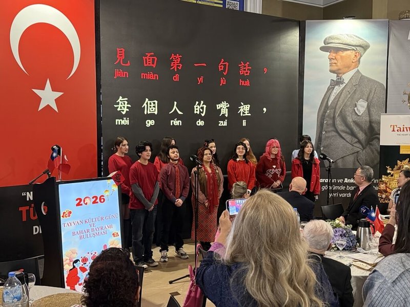 安卡拉大學漢學系學生（圖中站立者）在駐土耳其代表處「台灣日暨春節團拜」活動中，演唱應景賀年歌曲「恭喜發財」，展現土耳其青年對台灣語言與文化的學習成果，彰顯雙方文化交流的豐碩成果。（駐土耳其代表處提供）中央社記者李晉緯新德里傳真 115年2月19日