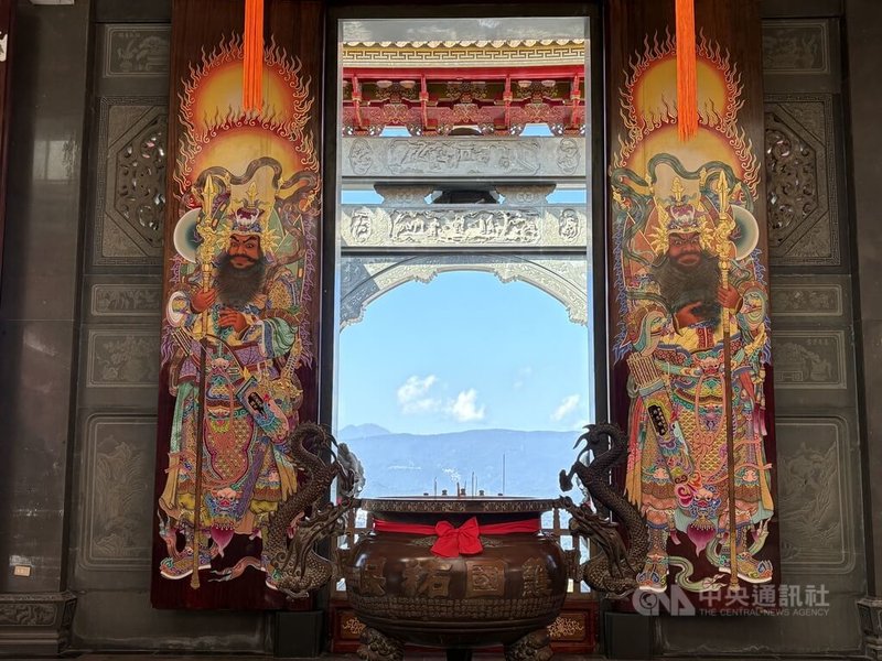 新北汐止聖德宮除了牌樓是打卡熱點之外，廟內的門神彩繪也十分精美。中央社記者曹亞沿攝 115年2月19日