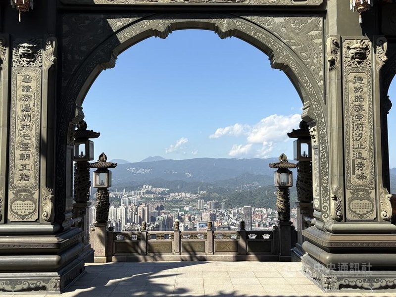 新北汐止聖德宮雄偉的牌樓是熱門拍照景點，雕刻精細的燈柱搭配後方的青山與市景，可拍出如古希臘神殿般的夢幻畫面。中央社記者曹亞沿攝 115年2月19日