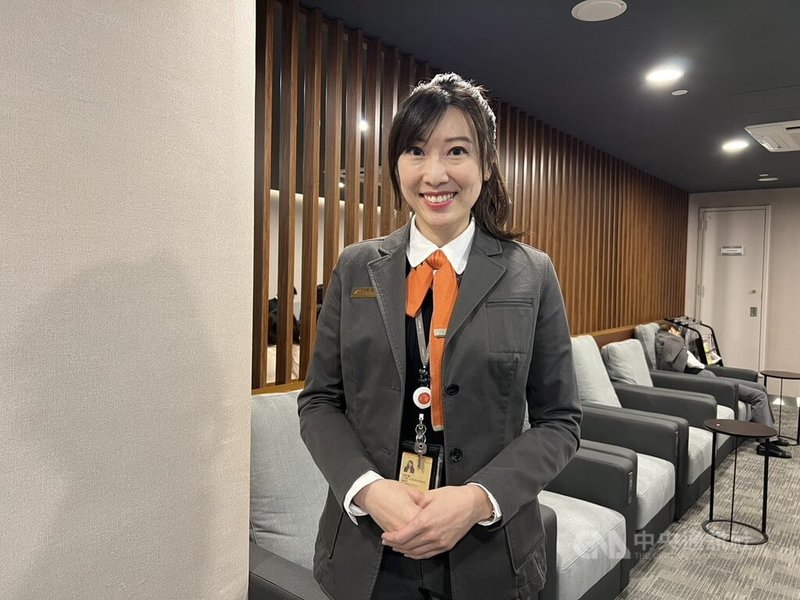 洪佳君曾是穿梭各國空服員，因不想再漂泊，轉身成高鐵列車長，在聽著駕駛分享行車點滴，那份好奇悄悄發芽，引領她走進駕駛艙成為駕駛，證明肯試就有機會。中央社記者黃巧雯攝　115年2月19日