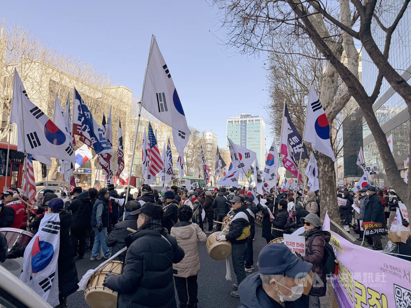 韓國前總統尹錫悅因內亂案19日一審被判處無期徒刑，尹錫悅的支持者在首爾中央地方法院附近集結，高喊「大韓民國法治已經崩潰」。中央社記者楊啟芳首爾攝　115年2月19日