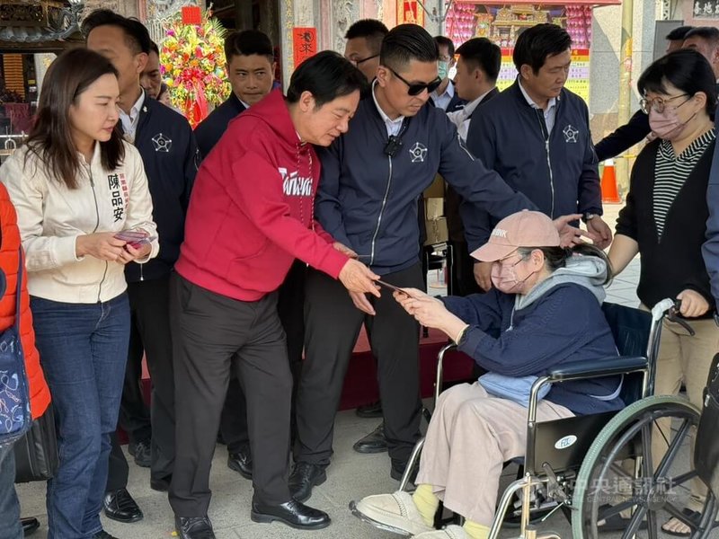 總統賴清德19日身穿紅色喜氣帽T到苗栗參香祈福、發放福袋，適逢農曆大年初三迎財神，總統打趣「請把我當財神爺」拿到福袋就會賺大錢，並強調自己當總統不分黨派，幫助各縣市發展進步。中央社記者管瑞平攝　115年2月19日