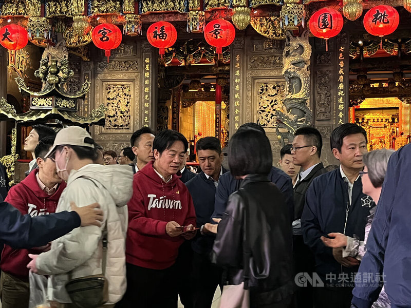 總統賴清德大年初三到桃園景福宮向民眾拜年，大批民眾排隊領取馬年福袋。中央社記者葉臻攝　115年2月19日