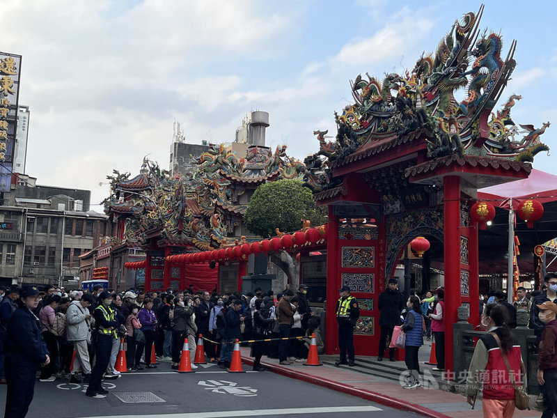 總統賴清德大年初三到桃園景福宮向民眾拜年，大批民眾排隊領取馬年福袋，將大廟附近擠得水洩不通。中央社記者葉臻攝  115年2月19日