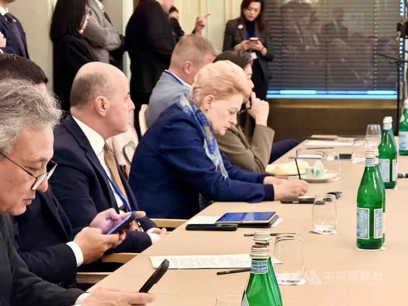 立陶宛前總統格里包斯凱特(左起第3位藍衣者)出席柏林「世界論壇」台灣工作坊,與各國政要討論歐洲與台灣安全議題。中央社記者林尚縈柏林攝 115年2月19日