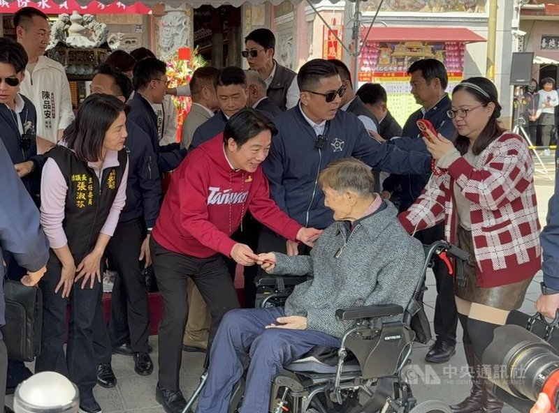 總統賴清德19日身穿紅色喜氣帽T到苗栗縣頭份永貞宮參香祈福、發放福袋，適逢農曆大年初三迎財神，總統打趣「請把我當財神爺」拿到福袋就會賺大錢。中央社記者管瑞平攝　115年2月19日
