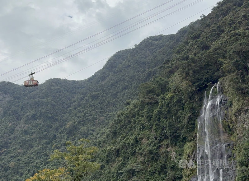 新北市雲仙樂園位於烏來瀑布頂端，遊客無法開車抵達，搭乘纜車橫跨南勢溪是進入園區的唯一方式。中央社記者曹亞沿攝 115年2月19日
