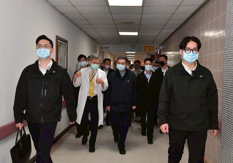 澎湖縣長陳光復17日出席活動時跌倒昏迷,行政院長卓榮泰(中)19日至高雄榮民總醫院探視。(行政院提供)中央社記者賴于榛傳真 115年2月19日