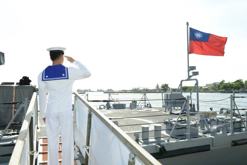 海軍「艦艇常規」明文規定，無論官兵階級、不分晝夜，在上下舷梯登艦或離艦時，都必須先向後甲板行舉手禮。（海軍提供）中央社記者游凱翔傳真　115年2月19日