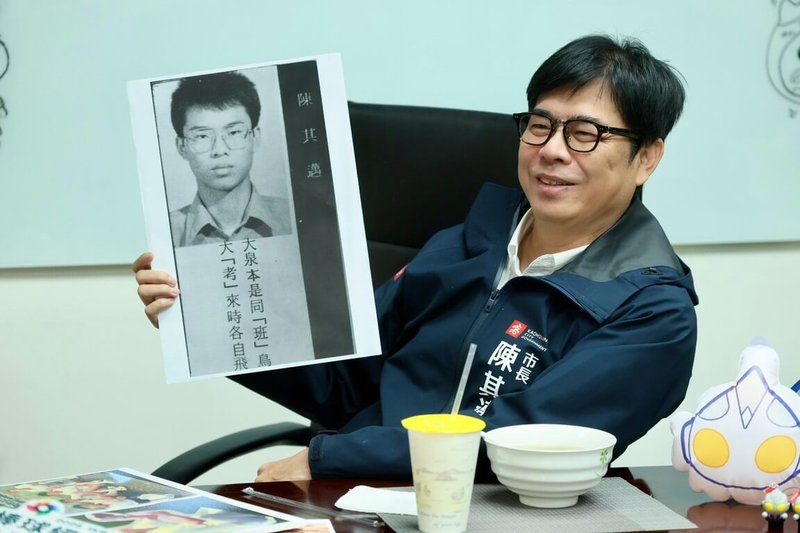 春節團圓時刻，高雄市長陳其邁（圖）分享學生時期老照片，重溫求學青澀回憶，也分享從年輕至今念念不忘的高雄在地好滋味。（高雄市政府提供）中央社記者張已亷傳真　115年2月19日