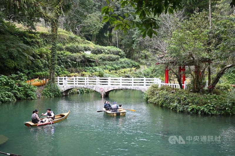 新北烏來雲仙樂園早期有雲霄飛車、海盜船等設施，因翡翠水庫水源保護等政策，現轉型為環境生態園區，遊客可在園區內體驗划船。中央社記者曹亞沿攝　115年2月19日