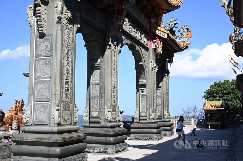 新北汐止聖德宮雄偉的牌樓可拍出如古希臘神殿般的夢幻畫面，吸引許多網紅與攝影師打卡拍照。中央社記者曹亞沿攝　115年2月19日