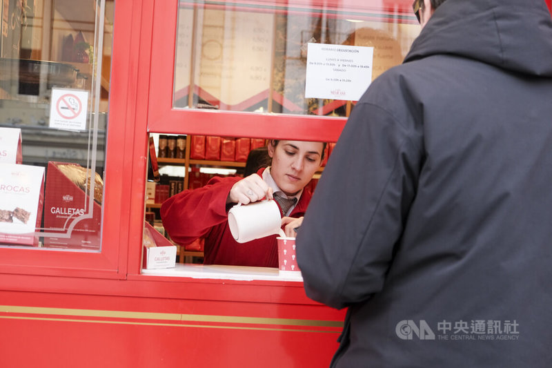 西班牙2026年最低工資調漲3.1%，根據統計，此次加薪將有166萬名勞工受惠，其中約142萬人為全職員工、23萬人為兼職員工。圖為馬德里市區連鎖咖啡店正在為客人準備咖啡的員工。中央社記者胡家綺馬德里攝　115年2月19日