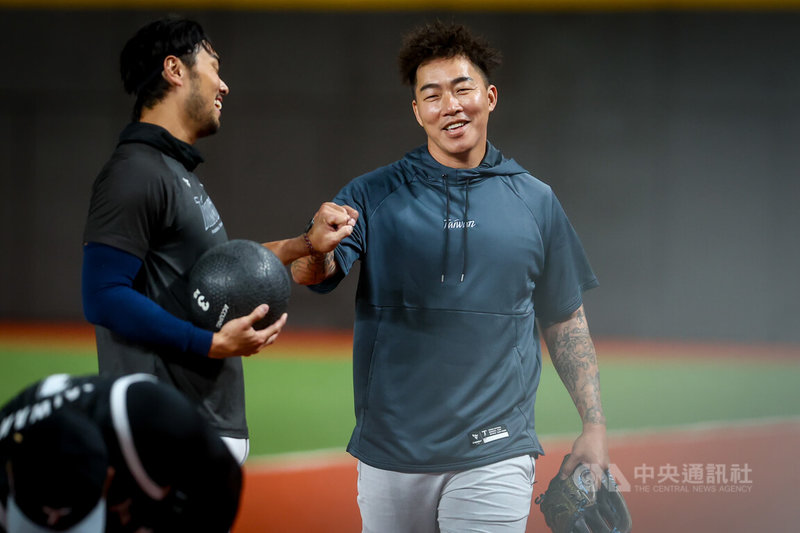 世界棒球經典賽台灣隊19日在台北大巨蛋展開第2階段集訓，退役球星郭泓志（右）也現身，中職會長蔡其昌透露，教練團希望借助「神之左手」幫忙餵球、協助球員做更好調整。中央社記者王騰毅攝 115年2月19日