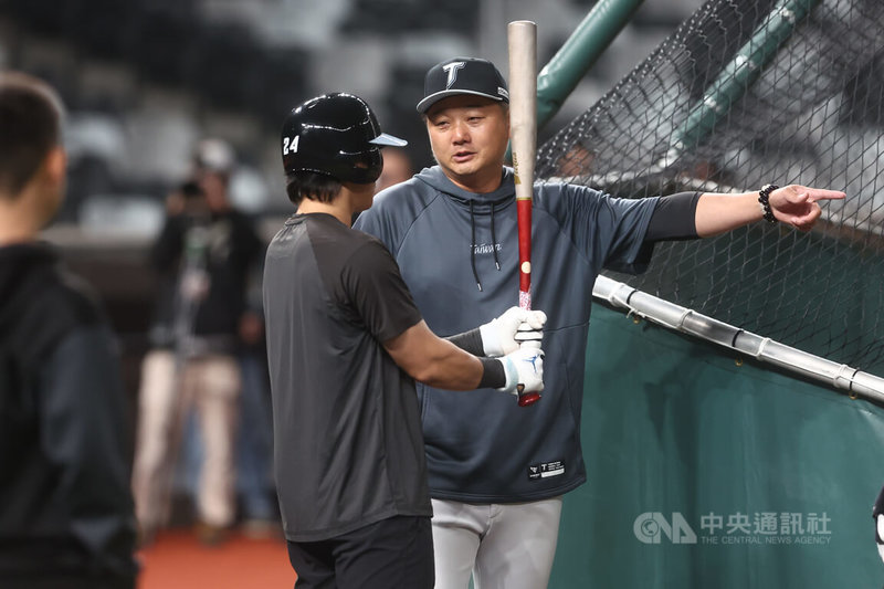 世界棒球經典賽(WBC)台灣隊預賽3月6日對日本隊,日本媒體報導屆時可望由投手山本由伸先發,台灣隊總教練曾豪駒(中後)19日受訪時說,山本由伸是強勁對手,回歸到可掌握的事,正面對決。中央社記者王騰毅攝 115年2月19日