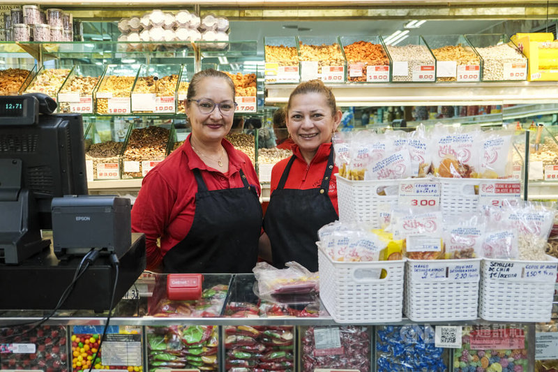 西班牙政府批准調升2026年最低工資，在馬德里住宅區傳統食品雜貨店工作的2位委內瑞拉移民婦女蘿莎（左）和瑪爾（右）開心向中央社表示，加薪當然是好事，有加就有幫助。中央社記者胡家綺馬德里攝　115年2月19日