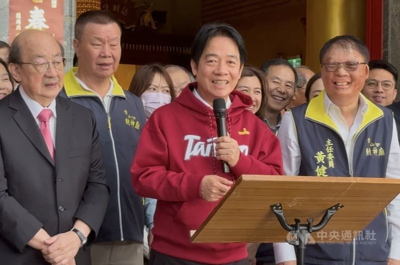 總統賴清德(前中)19日赴新竹市香山財神廟參香,向民眾拜年並發送1元福袋。他致詞表示,感謝人民打拚讓台灣進步,國家經濟表現亮眼,未來將持續強化國防、拚經濟。中央社記者魯鋼駿攝 115年2月19日