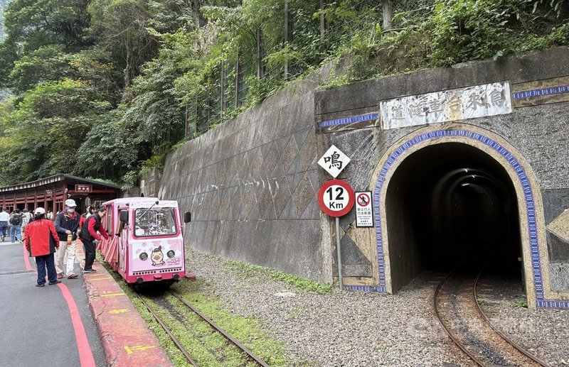 新北烏來台車早期用途為運輸木材，後轉型為觀光載客，是目前全台僅存的輕便鐵路。中央社記者曹亞沿攝　115年2月19日
