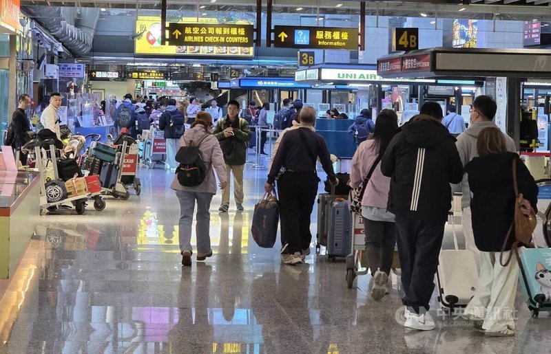 春節連假已過半，台澎空中交通疏運進入另一波的高峰期，19日至少有5000多位民眾提前返台，澎湖機場首見大包小包的返台人潮。中央社  115年2月19日