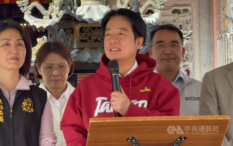 總統賴清德（中）19日到苗栗縣頭份永貞宮參香祈福、發放福袋，致詞時強調自己當總統不分黨派，幫助各縣市發展進步。中央社記者管瑞平攝　115年2月19日