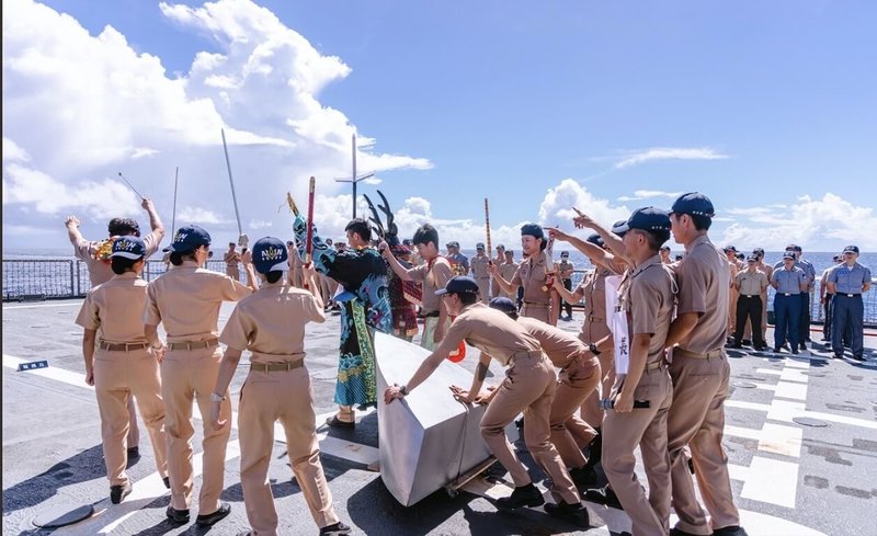 當軍艦跨越赤道線時，艦上會舉行古老神祕的「赤道祭」，由官兵扮演「海龍王」宣讀聖旨，並頒發「過赤道證」給受禮主官，象徵「人安、物安、航行安」。（青年日報提供）中央社記者游凱翔傳真　115年2月19日