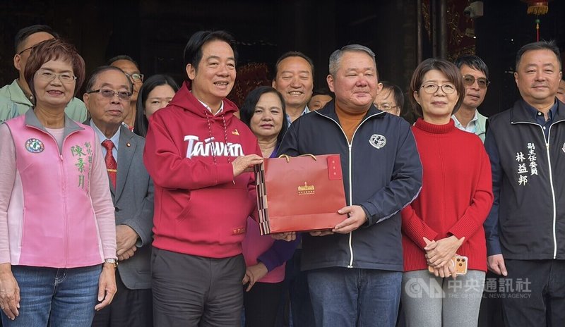 總統賴清德（前左2）19日到彰化縣鹿港天后宮參香、發福袋，民主進步黨籍立法委員陳素月（前左）、黃秀芳（前右2）與鹿港天后宮管理委員會主任委員張偉東（前右3）等陪同。中央社記者蕭博陽攝 115年2月19日