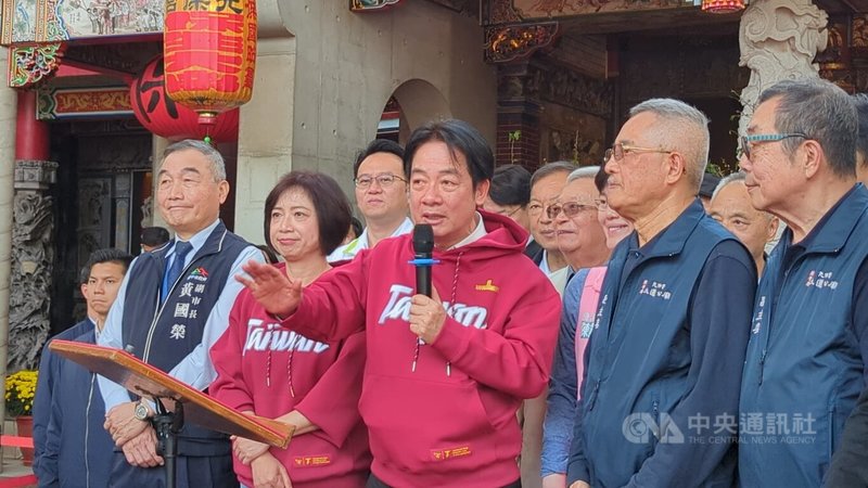 總統賴清德（前左3）19日到台中市北區元保宮參香時表示，台中是機械業大本營，絕對有實力推動國防工業，要將台中工具機轉型，協助提升國家國防產業。中央社記者蘇木春攝　115年2月19日