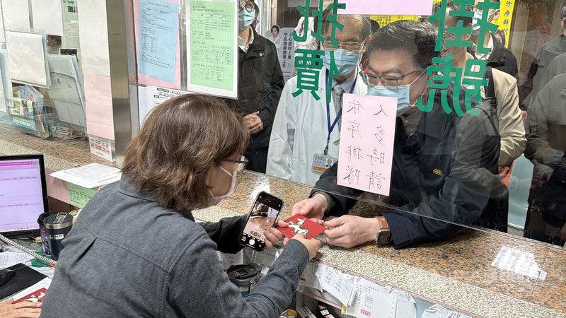 行政院長卓榮泰(右)19日到高雄市,視察文雄醫院「輕急症中心(UCC)」並慰勉醫護人員。中央社記者張已亷攝 115年2月19日