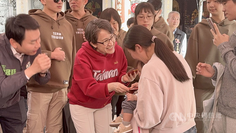 副總統蕭美琴（紅衣者）19日上午分別到嘉義縣大士爺廟和嘉義市南天門太子行宮參拜，並發放福袋給民眾，祝賀新年快樂。　中央社記者姜宜菁攝　115年2月19日