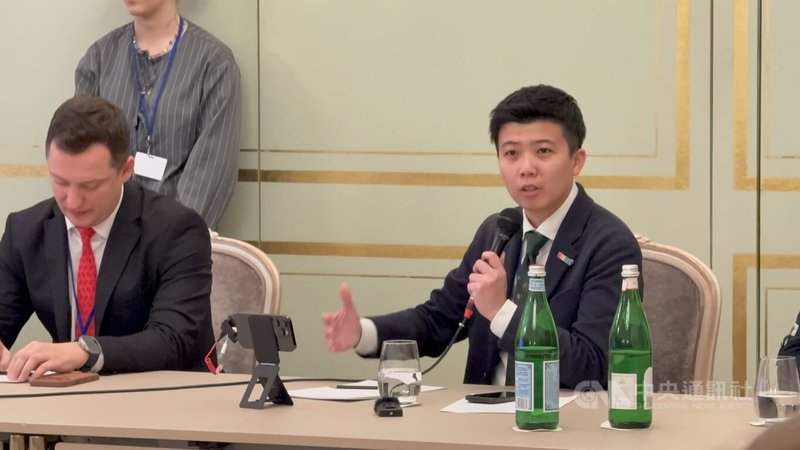 台北市議員苗博雅（右）在柏林世界論壇台灣工作坊發言表示，台灣希望與理念相近國家建立夥伴關係，強調台灣有決心加強自我防衛能力。中央社記者林尚縈柏林攝　115年2月19日