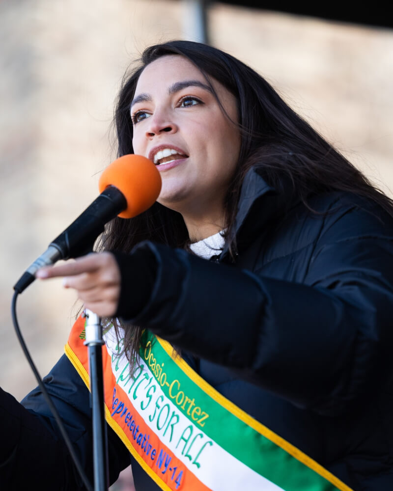 美國聯邦眾議員歐加修-寇蒂茲。（圖取自facebook.com/OcasioCortez）