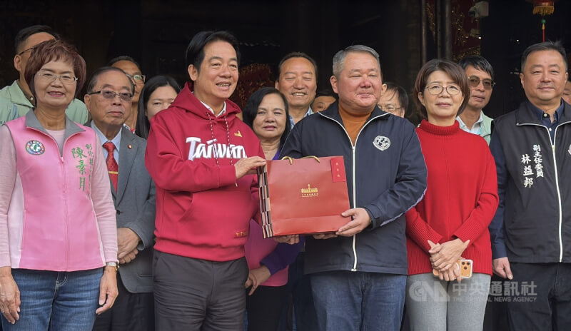 總統賴清德（前左2）19日到彰化縣鹿港天后宮參香、發福袋，民主進步黨籍立法委員陳素月（前左）、黃秀芳（前右2）與鹿港天后宮管理委員會主任委員張偉東（前右3）等陪同。中央社記者蕭博陽攝 115年2月19日