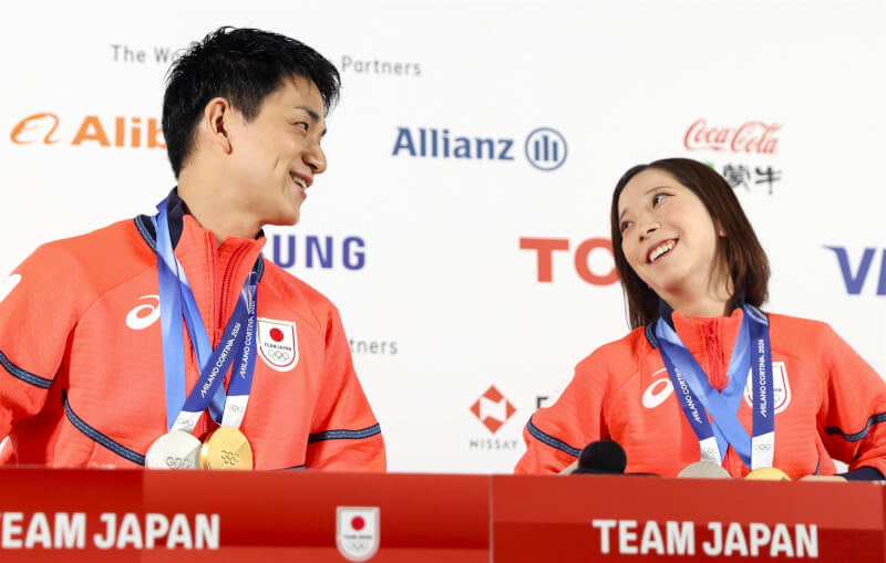 日本雙人花式滑冰選手三浦璃來（右）與木原龍一（左）在米蘭冬奧摘金後接受訪問。（共同社）