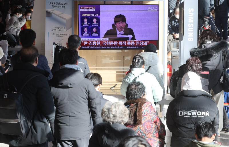 韓國前總統尹錫悅涉內亂罪被檢方求處死刑，首爾市民19日在電視前關注宣判結果。（韓聯社）