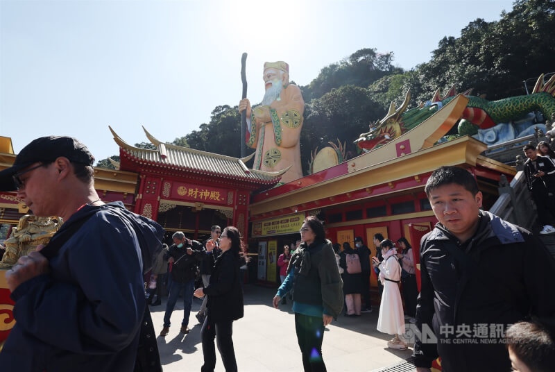 圖為新北市中和烘爐地南山福德宮人潮。（中央社檔案照片）