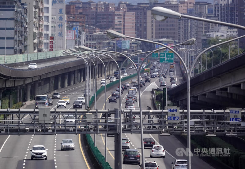 圖為國道高速公路車流。（中央社檔案照片）