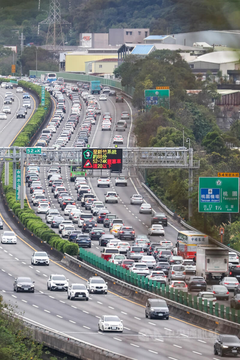 圖為國道3號三峽段南向車流。（中央社檔案照片）